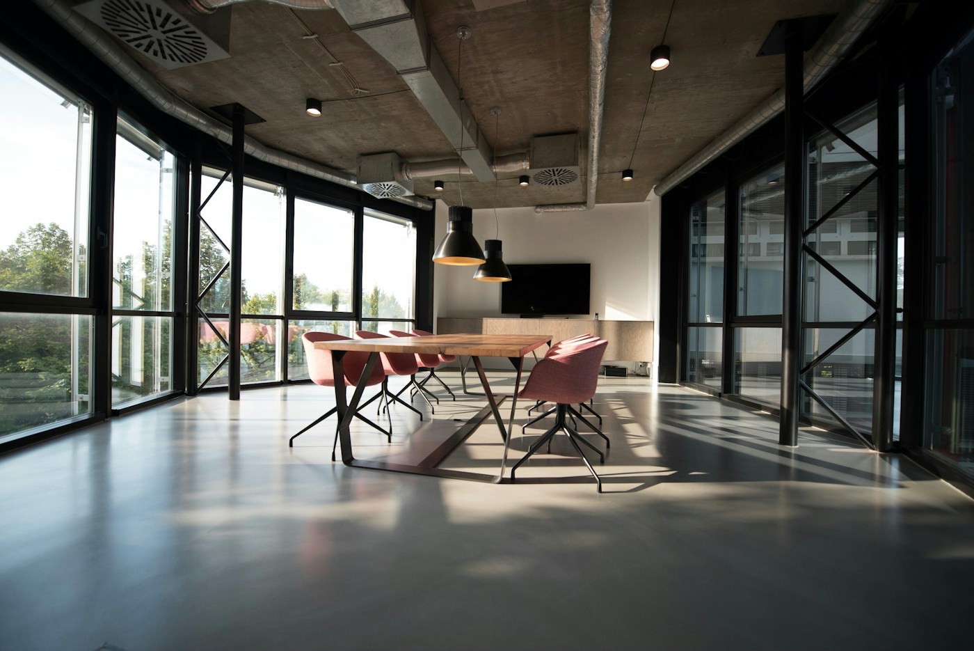 Ambiente empresarial com espaços de trabalho integrados e luz natural